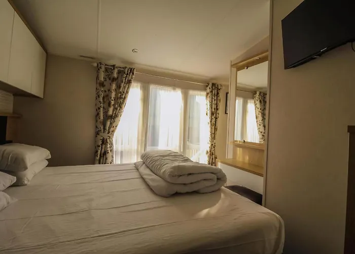 Stunning Caravan With Large Decking At California Cliffs In Norfolk Ref 50001Oc