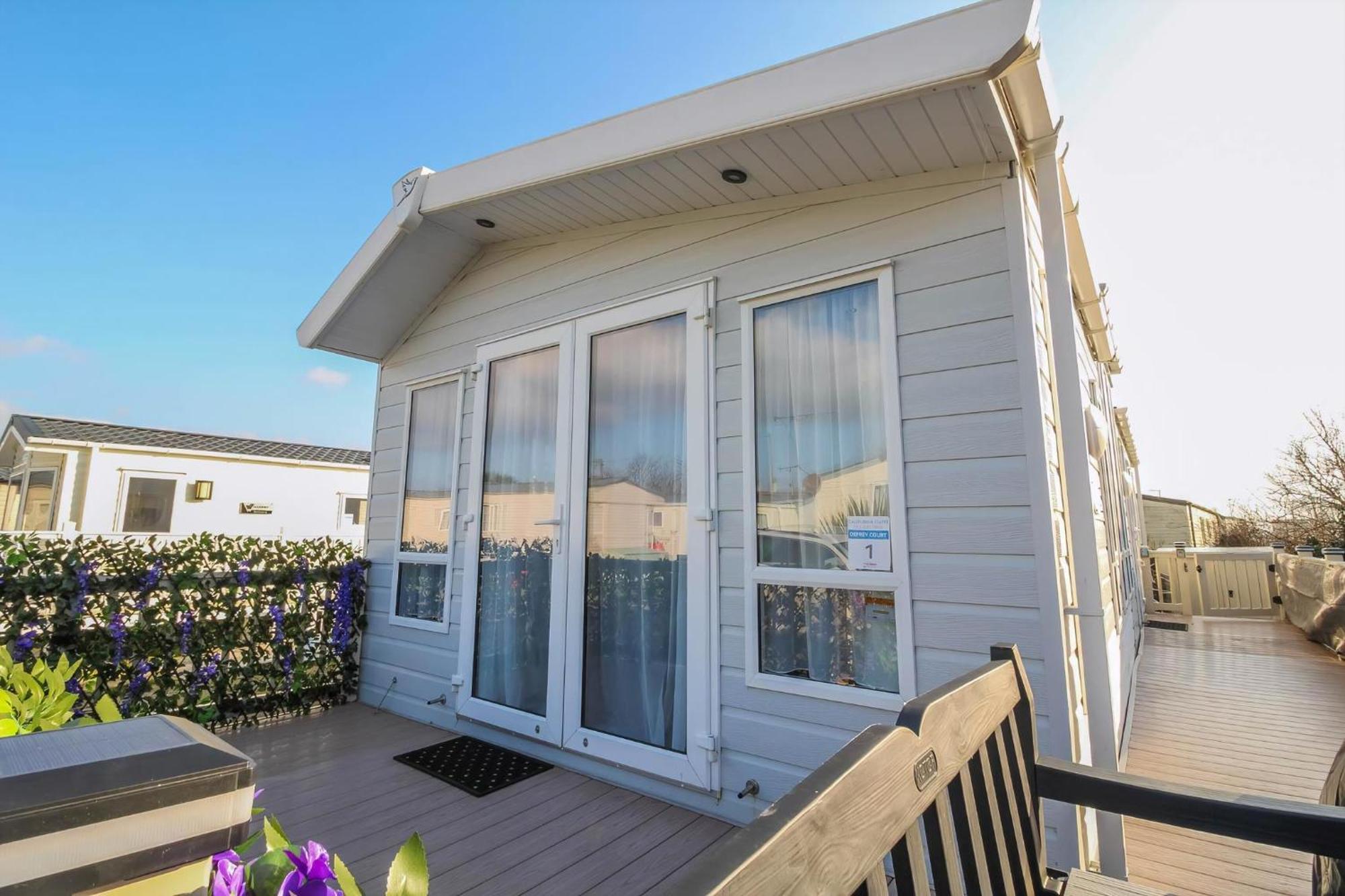 Stunning Caravan With Large Decking At California Cliffs In Norfolk Ref 50001oc Hotel en barco Great Yarmouth