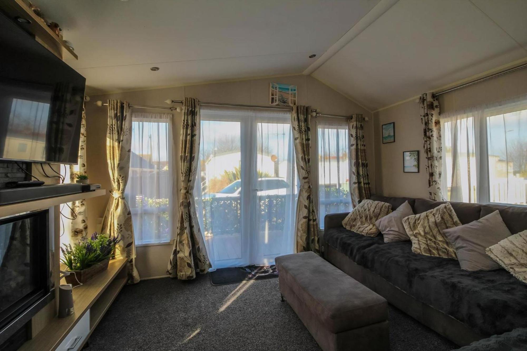 Stunning Caravan With Large Decking At California Cliffs In Norfolk Ref 50001oc *