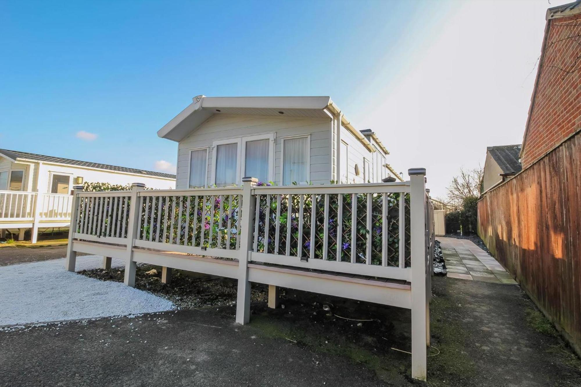 Stunning Caravan With Large Decking At California Cliffs In Norfolk Ref 50001oc Hotel en barco